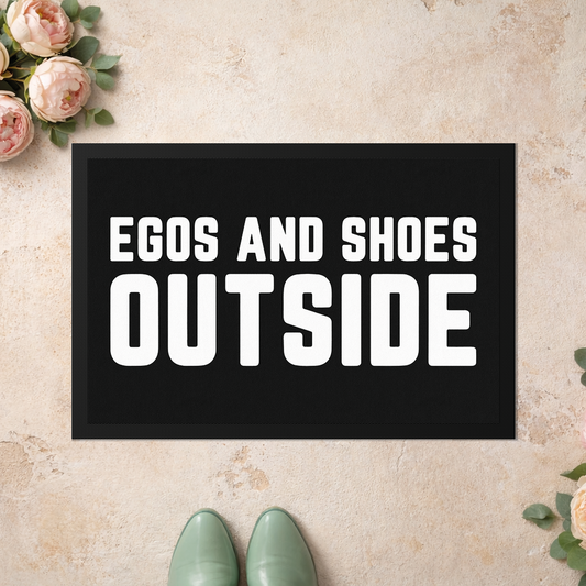 Stoff Fußmatte – „Egos and Shoes Outside“ Statement-Design
