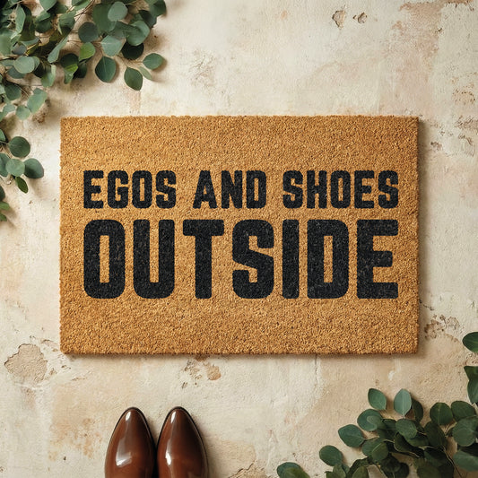 Fußmatte aus Kokos mit lustigem Spruch – „Egos and Shoes Outside“
