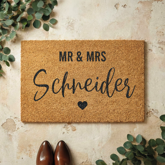 Fußmatte aus Kokos personalisierbar – Mr & Mrs Familienname mit Herz