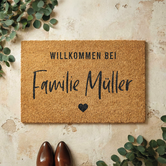 Fußmatte aus Kokos personalisierbar – Familienname im Handlettering-Stil mit Herz