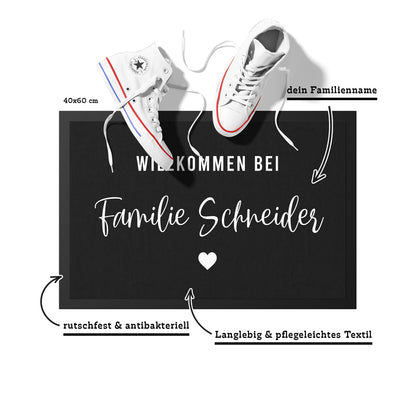 Stoff Fußmatte personalisierbar – Willkommen bei Familie im Scriptdesign mit Herz