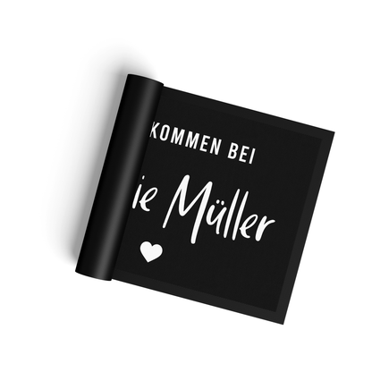 Stoff Fußmatte personalisierbar – Willkommen bei Familie mit Herz im Handlettering-Stil