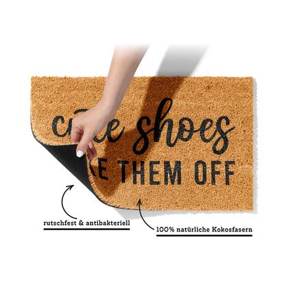 Fußmatte aus Kokos mit lustigem Spruch – „Cute Shoes Take Them Off"