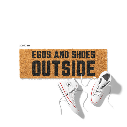 Fußmatte aus Kokos mit lustigem Spruch – „Egos and Shoes Outside“