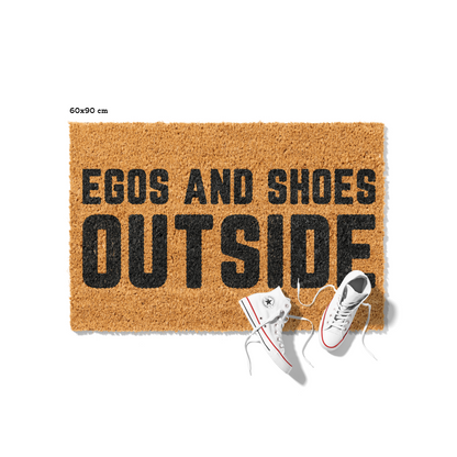 Fußmatte aus Kokos mit lustigem Spruch – „Egos and Shoes Outside“