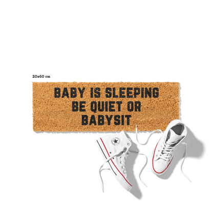 Kokosmatte mit Spruch „Baby is sleeping – Be quiet or babysit“ – Lustige Fußmatte für Eltern