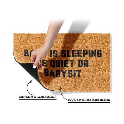Kokosmatte mit Spruch „Baby is sleeping – Be quiet or babysit“ – Lustige Fußmatte für Eltern