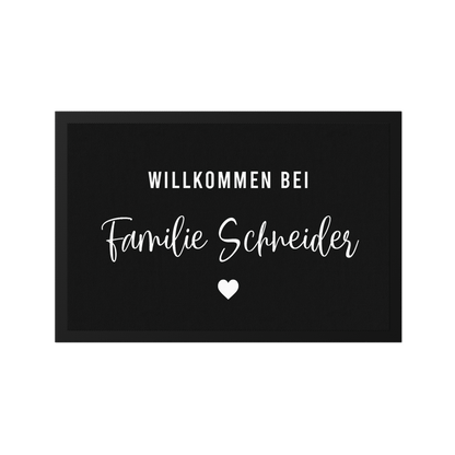 Stoff Fußmatte personalisierbar – Willkommen bei Familie im Scriptdesign mit Herz