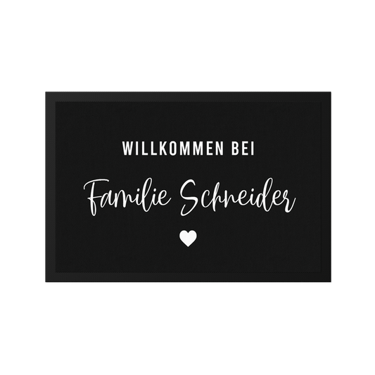 Stoff Fußmatte personalisierbar – Willkommen bei Familie im Scriptdesign mit Herz