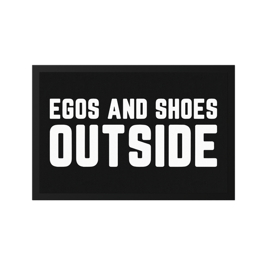 Stoff Fußmatte – „Egos and Shoes Outside“ Statement-Design