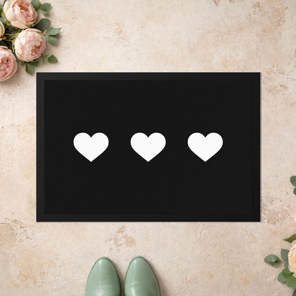 Stoff Fußmatte – Drei Herzmotive im minimalistischen Design