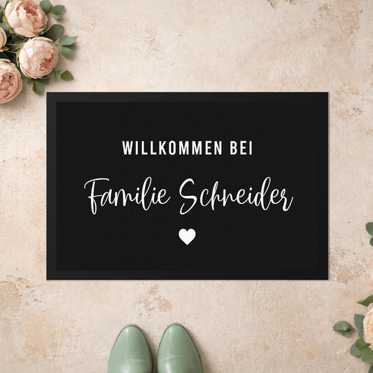 Stoff Fußmatte personalisierbar – Willkommen bei Familie im Scriptdesign mit Herz