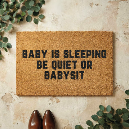 Kokosmatte mit Spruch „Baby is sleeping – Be quiet or babysit“ – Lustige Fußmatte für Eltern