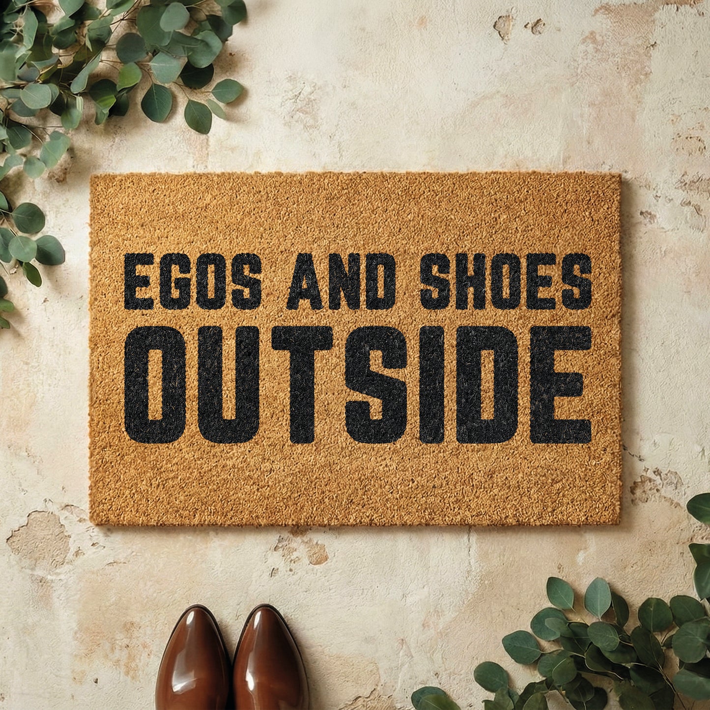 Fußmatte aus Kokos mit lustigem Spruch – „Egos and Shoes Outside“