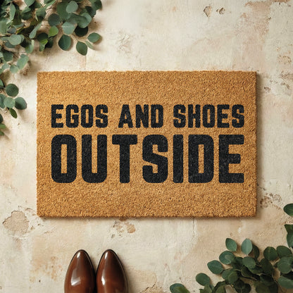Fußmatte aus Kokos mit lustigem Spruch – „Egos and Shoes Outside“