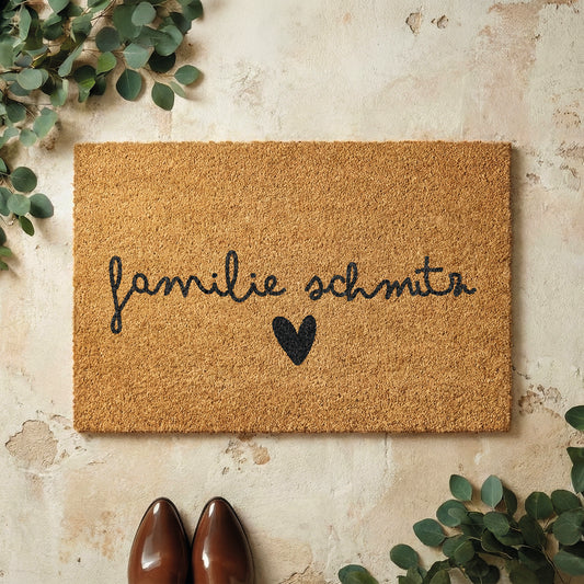 Fußmatte aus Kokos personalisierbar – Familienname im Scriptdesign mit Herz