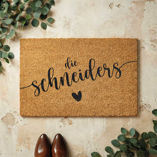 Fußmatte aus Kokos personalisierbar – Die Familienname verschnörkelt mit Herz