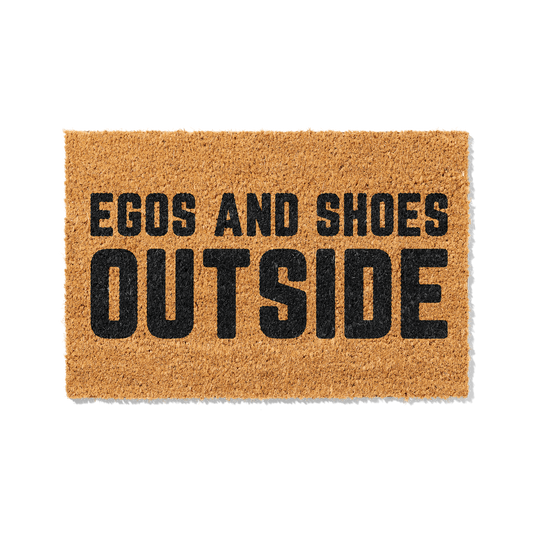 Fußmatte aus Kokos mit lustigem Spruch – „Egos and Shoes Outside“